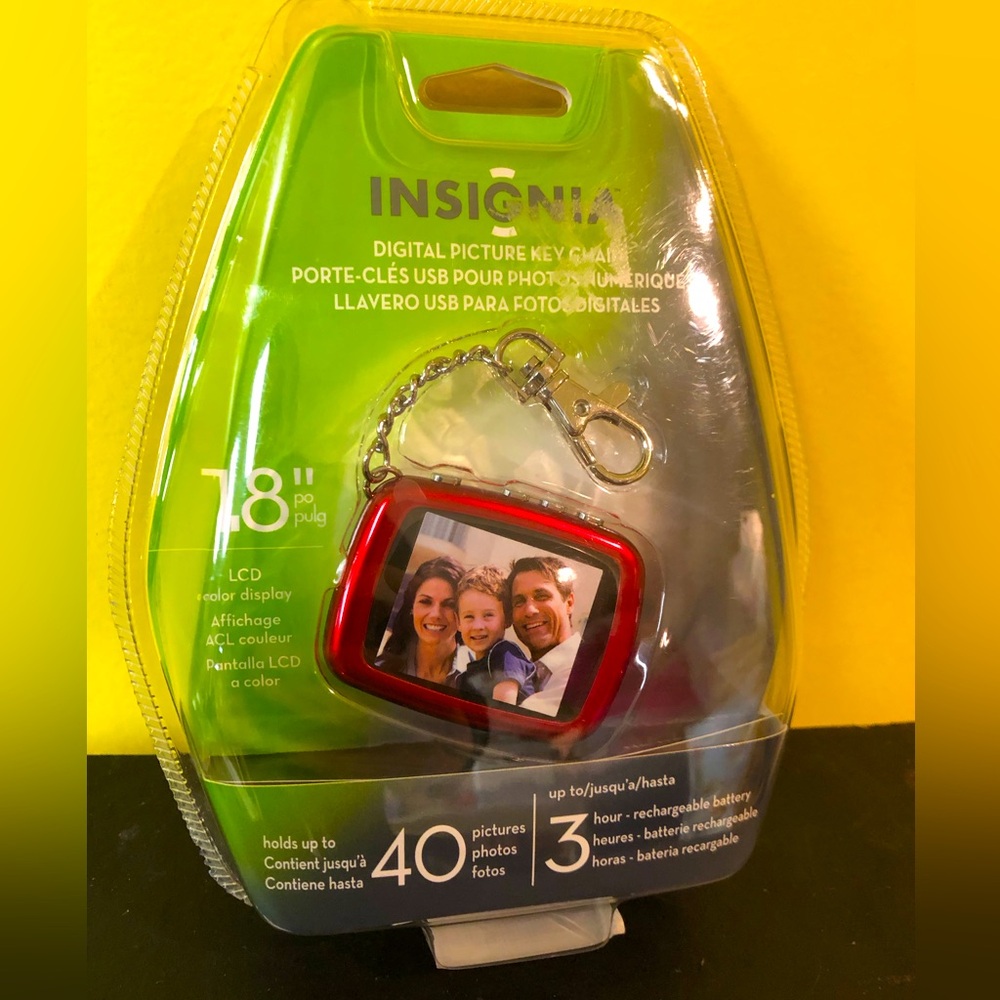 Insignia LCD 1.8” Color Screen Digital Picture Keychain 40 Pictures Rechargable